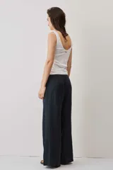 Musculosa blanca de corte clásico, con escote redondo y tirantes anchos.