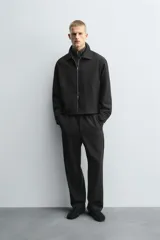 Sobrecamisa regular fit color gris oscuro, confeccionada en tejido con viscosa. Presenta cuello solapa, manga larga con puño abotonado, bolsillos de vivo en la cadera y cierre frontal con cremallera.