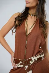Mono largo color marrón con textura, escote halter, corte holgado, cinturón de cuero con estampado animal y cierre frontal con botones.