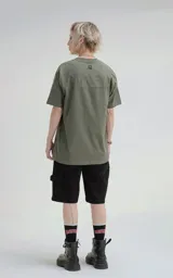 Remera de manga corta y cuello redondo, color verde militar, confeccionada en algodón premium suave. Presenta un calce regular con un recorte en la espalda.