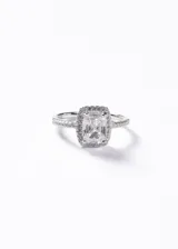 Anillo de plata 925 con diseño tipo Lady Di, presenta una zirconia rectangular central rodeada por un halo de zirconias pequeñas y pavé en los laterales del aro.
