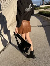 Blusa negra de corte holgado con mangas largas abullonadas y bordado de cebra en la espalda.