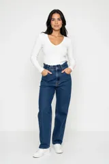 Pantalón de jean azul de corte recto y tiro alto, con cintura elástica tipo paperbag y cierre frontal con botón y cremallera.