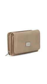 Billetera corta de símil cuero color beige, con cierre a presión y placa metálica decorativa. Cuenta con múltiples compartimentos internos para tarjetas, visor y billetes, además de un compartimento posterior con cierre.