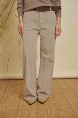 Pantalon de pana de corte recto y tiro alto, color marrón oscuro, con bolsillos laterales y cierre frontal.