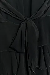 Vestido mini negro de cuello halter y espalda descubierta, con diseño de múltiples volantes en cascada.