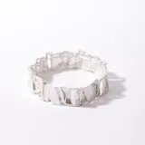 Pulsera rígida plateada con eslabones irregulares texturizados.