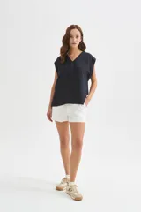 Blusa azul marino de viscosa, de corte holgado, sin mangas y con escote en V.