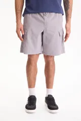 Bermuda cargo negra con cintura elastizada y cordón ajustable, de corte holgado y bolsillos laterales con solapa.
