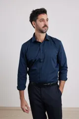 Camisa de vestir blanca de algodón con cuello italiano y mangas largas.
