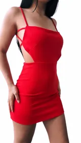 Minivestido rojo ajustado con breteles finos y espalda descubierta con tiras cruzadas.
