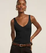 Blusa sin mangas de Marfinno, confeccionada en tejido de punto acanalado con textura vertical. Presenta un diseño ajustado al cuerpo con escote en V profundo y espalda descubierta.