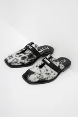 Zuecos de cuero color bordó con punta cuadrada, detalle de abertura en el empeine y aplique metálico dorado.