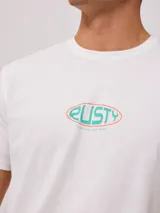 Remera blanca de algodón con logo ovalado de la marca Rusty estampado en el pecho.