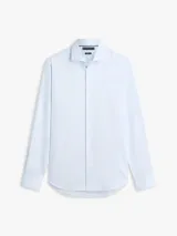 Camisa celeste de corte slim, confeccionada en sarga de mezcla de algodón elástico. Cuenta con cuello italiano, manga larga con puños y cierre frontal con botones.