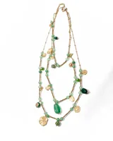 Collar largo de tres vueltas elaborado en acero, con una combinación de piedras naturales en tonos verdes y dijes metálicos con formas de flores, hojas y figuras geométricas.