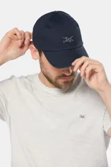 Gorro de lona con visera y logo bordado en el frente, color gris.
