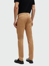 Pantalón de vestir color beige, corte slim fit, confeccionado en denim elastizado con acabado satinado.