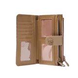 Billetera de símil cuero color taupe, con cierre superior y solapa frontal con broche a presión decorado con una flor en relieve y el logo de la marca.