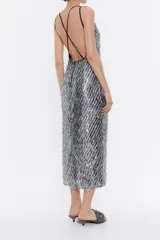 Vestido midi de fiesta plateado con escote en V, sin mangas y espalda descubierta con tirantes cruzados.