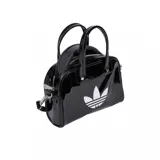 Mini bolso tipo bowling de Adidas, confeccionado en material sintético con acabado brillante tipo charol. Presenta el logo del trébol de la marca estampado en blanco en el frente, doble asa de mano y correa ajustable y extraíble para llevar al hombro.