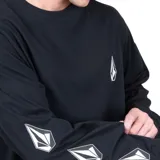 Remera negra de manga larga con logo Volcom pequeño en el pecho y logos grandes en la manga izquierda.