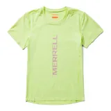 Remera deportiva Merrell modelo Wms Trail Run Ss Tee, de color verde, con cuello redondo y mangas cortas. Presenta el nombre de la marca estampado en vertical sobre el frente.