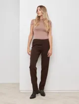 Pantalón de vestir verde oscuro, marca Zac & Rachel, con pretina con faja interna modeladora y bolsillos rectos delanteros y traseros simulados.