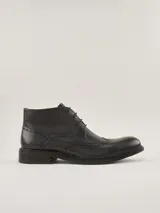 Botas de cuero marrón oscuro estilo brogue, con cordones y suela baja.
