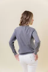 Buzo de tejido fino color amarillo claro, con cuello semi alto, manga larga y calce regular.