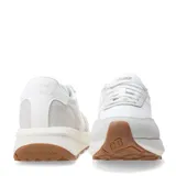 Championes New Balance modelo 237, color gris claro y blanco, con detalles en marrón en la suela.