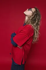 Remera de algodón con corte boxy fit, silueta amplia, hombros caídos y aberturas laterales.