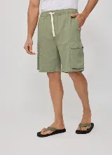 Bermuda cargo color verde militar con bolsillos laterales con solapa, cintura elástica con cordón de ajuste ajustable y bolsillos frontales.