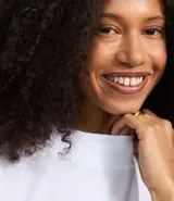 Remera de algodón color celeste con cuello alto y mangas cortas.