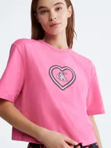 Remera de pijama Calvin Klein de manga corta y cuello redondo, color rosado, con diseño estampado del monograma CK dentro de un corazón en el pecho.