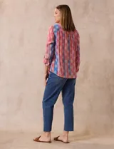 Blusa de gasa estampada multicolor, marca Ruby Rd. Tiene cuello a la base, escote en V, abertura central con botones y plisados en la parte delantera. Las mangas son 3/4 y tienen un largo regulable con presilla y botón.