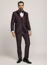 Conjunto de traje formal de tres piezas en color bordó, compuesto por saco con solapas de raso, chaleco abotonado y pantalón de vestir de corte recto, acompañado por moño a juego.