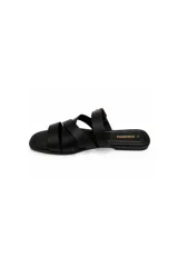Sandalias bajas Paddock modelo Barim, de color beige con tiras cruzadas en la parte frontal y una tira ajustable con hebilla metálica dorada en el empeine.