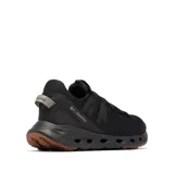 Championes Columbia modelo Terrastride Aro, color negro con suela de goma en tono marrón. Presentan un diseño transpirable con orificios de ventilación en la entresuela, correas dinámicas y cierre con cordones.