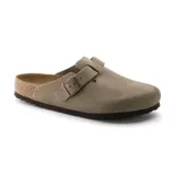 Zueco Birkenstock modelo Boston, confeccionado en gamuza suave color topo. Presenta una tira ajustable con hebilla metálica, plantilla anatómica de corcho y suela de goma antideslizante.