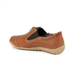 Zapato deportivo de cuero color beige, con perforaciones decorativas, elásticos laterales y cierre frontal con cremallera. Suela de goma texturizada.