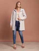 Gabardina impermeable color beige, marca Weatherproof, con cierre central, bolsillos delanteros con botones a presión, capucha desmontable y forro interno.