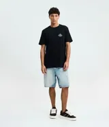 Remera masculina de manga corta, color negro, con cuello redondo. Presenta un estampado pequeño en el pecho con un diseño geométrico y un estampado grande en la espalda con un paisaje natural y la frase "Inspired & Discover".