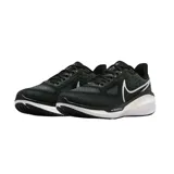 Championes de running Nike Vomero 17, color negro con detalles en blanco. Presentan una parte superior de malla transpirable, el icónico logo Swoosh en el lateral y una entresuela con tecnología ZoomX para mayor amortiguación.