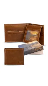 Billetera de cuero color marrón claro con costuras blancas. Cuenta con volante interior con dos visores, tarjeteros, bolsillos, doble repartición para billetes y una repartición con cierre en la parte posterior interna.