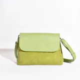 Bandolera verde con solapa superior y correa larga regulable.