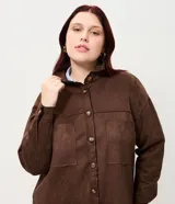 Camisa tipo overshirt de Ashua confeccionada en suede sintético color marrón. Presenta cuello clásico, cierre frontal con botones, mangas largas con puños abotonados y dos bolsillos frontales aplicados.
