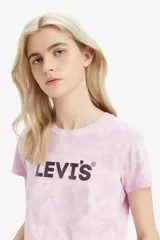 Remera rosa con estampado tie-dye y logo de Levi's en el pecho.