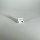 Par de aros pequeños de plata 925 con forma de corazón calado.