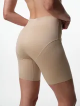 Short modelante de tiro alto confeccionado en microfibra, con diseño de ajuste cómodo y borde antideslizante. Cuenta con fundillo de algodón para mayor frescura.